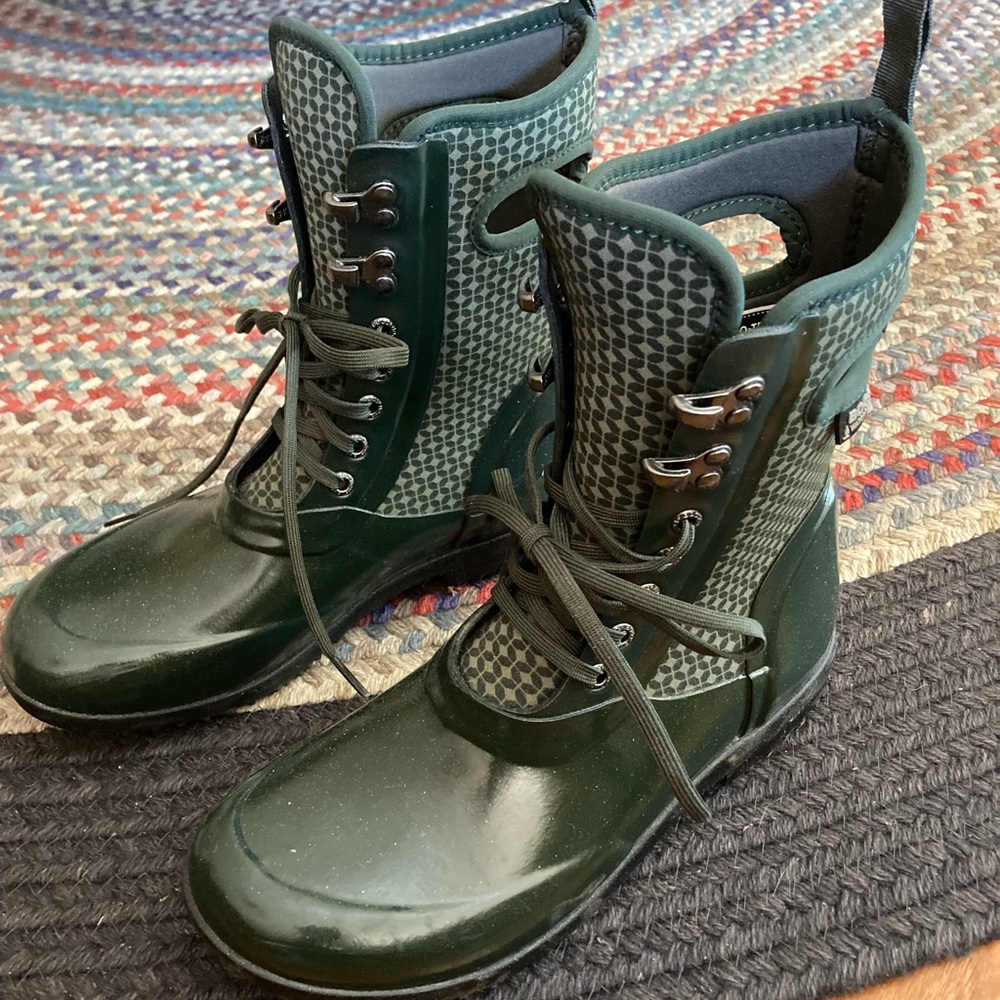 Bogs womens lace up boot. 8